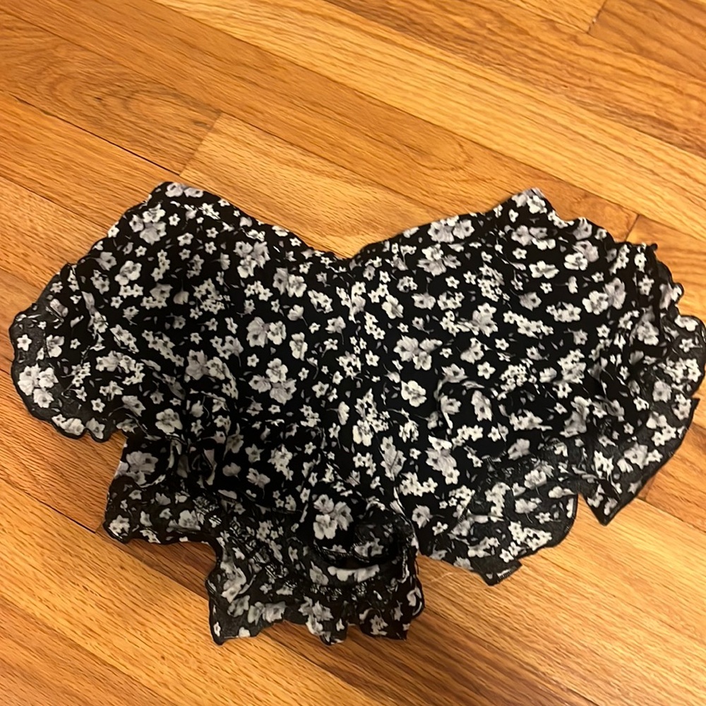 Barely worn cute flowy shorts! On the shorter side but l comfy.